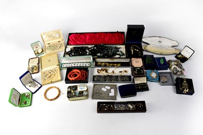 Lot 892 - A quantity of costume jewellery