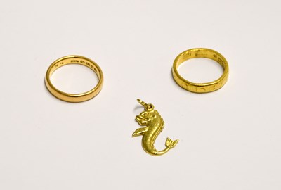 Lot 952 - A 22ct gold wedding band