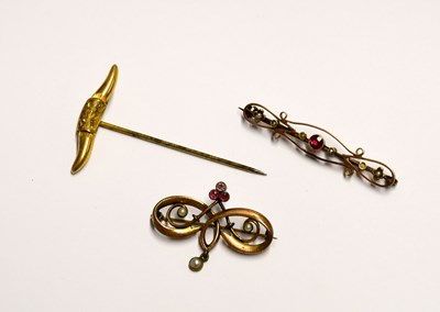 Lot 936 - A 9ct gold tie pin in the form of a pair of buffalo horns