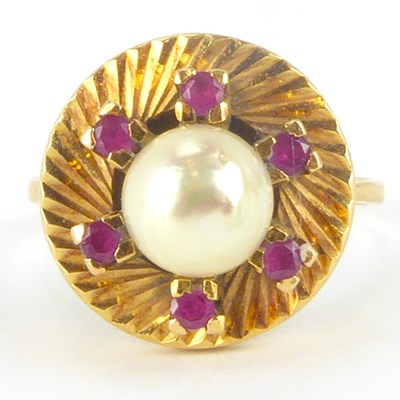Lot 869 - A 9ct gold dress ring with cultured pearl set...