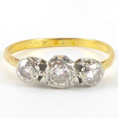Lot 878 - A 9ct gold diamond ring with three platinum...