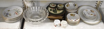 Lot 562 - A mixed lot of sundry ceramics, to include...