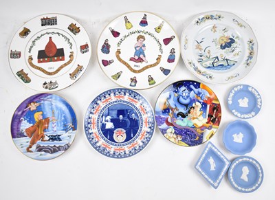 Lot 563 - A quantity of sundry ceramics, to include two...