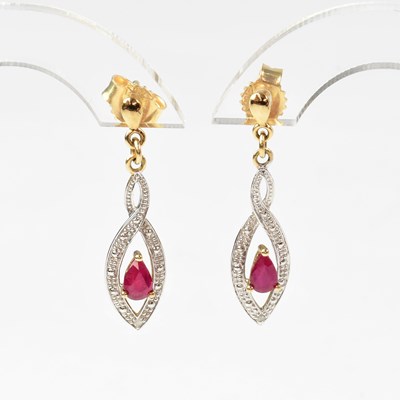 Lot 986 - A 9ct gold necklace and matching pair of drop...
