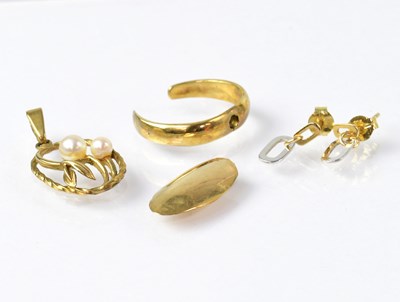 Lot 995 - A mixed lot of various 9ct gold jewellery...