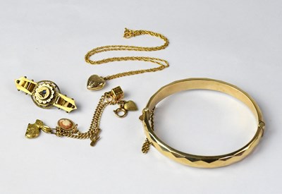 Lot 993 - A parcel of 9ct gold jewellery, comprising a...