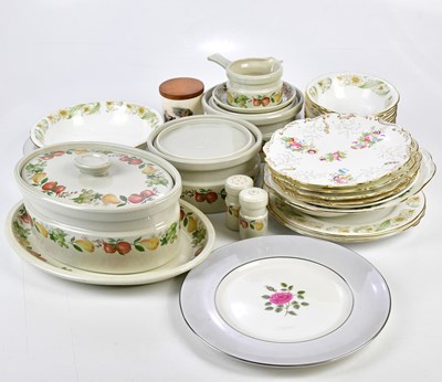 Lot 5441 - A mixed group of tea and dinner ware to...