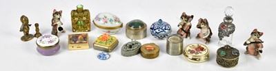 Lot 5018 - A small group of snuff and trinket boxes to...