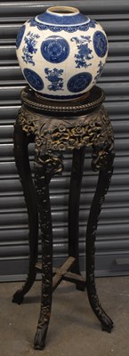 Lot 622 - A 19th century Chinese blue and white...