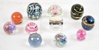 Lot 586 - A group of eleven decorative Art Glass...