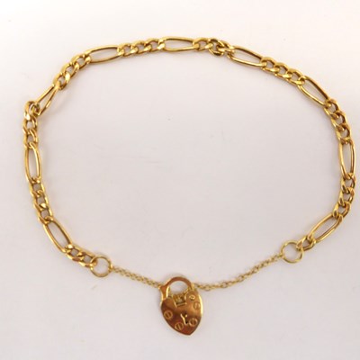 Lot 914 - A 9ct gold figaro link bracelet