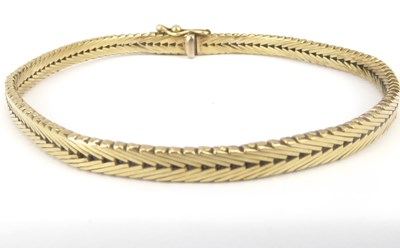 Lot 920 - A 9ct gold articulated arrow bracelet