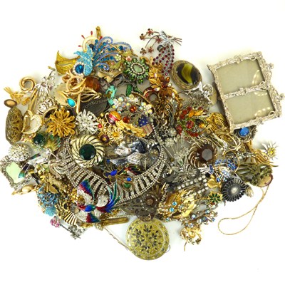 Lot 848 - A quantity of mixed costume jewellery