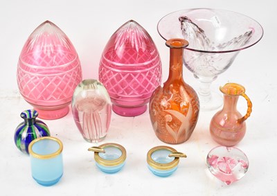 Lot 600 - A mixed lot of glassware including pair of...