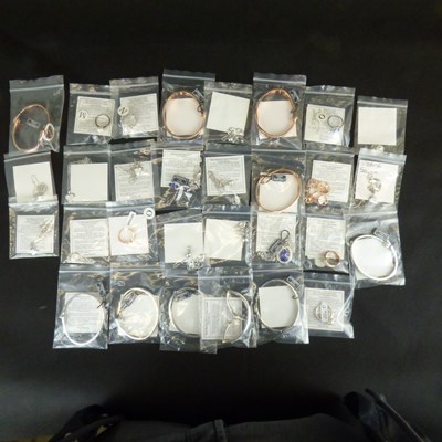 Lot 891 - A quantity of bagged costume jewellery