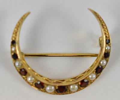 Lot 812 - A 9ct yellow gold garnet and seed pearl...