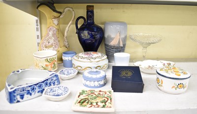 Lot 571 - A small quantity of sundry ceramics, to...