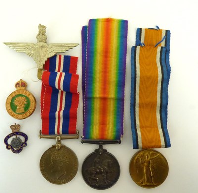 Lot 458 - A pair of WWI medals
