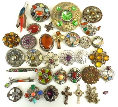 Lot 865 - A collection of vintage Scottish theme and design brooches