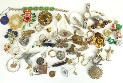 Lot 877 - Various items of vintage costume jewellery
