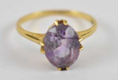 Lot 796 - An 18ct yellow gold ring set with large...