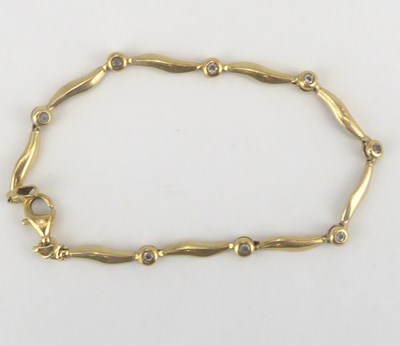 Lot 917 - A modern 9ct gold bracelet