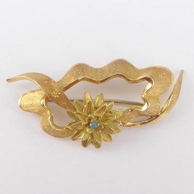 Lot 1083 - An 18ct gold vintage brooch featuring flower...