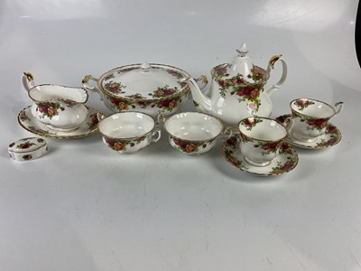 Lot 5404 - ROYAL ALBERT; a part "old country roses"...