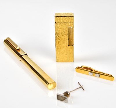 Lot 934 - DUNHILL; a boxed gold tone cartridge vintage...