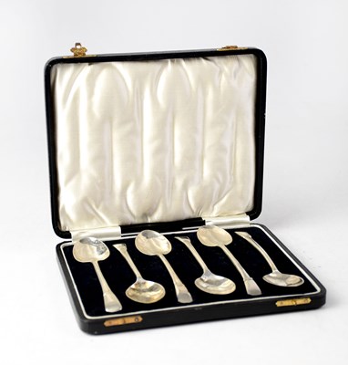 Lot 706 - A cased of six George V hallmarked silver teaspoons