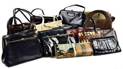 Lot 1015 - Eighteen vintage 1950s and 1960s handbags...