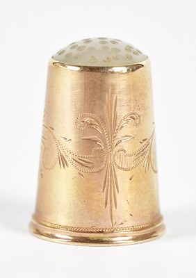 Lot 5024 - A yellow metal and hardstone thimble with...