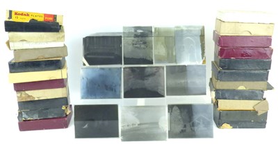 Lot 538 - A quantity of early 20th century quarter plate glass negatives