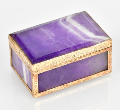 Lot 2043 - A fine quality gold mounted hardstone snuff...