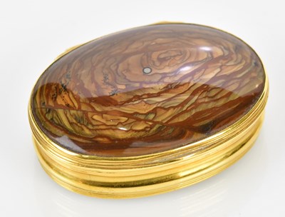 Lot 2044 - A 19th century agate and yellow metal snuff...