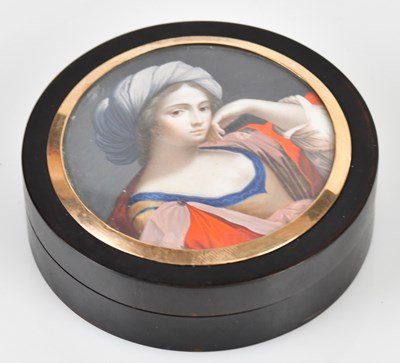 Lot 2046 - A late 18th/early 19th century snuff box of...