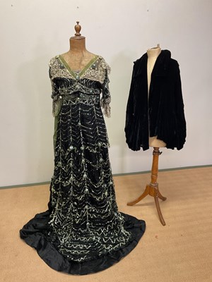 Lot 105 - An early 20th century evening dress of lace...