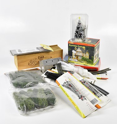 Lot 4353 - HORNBY; a collection of accessories and...