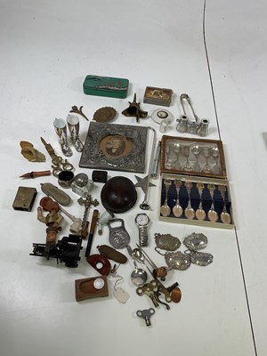 Lot 60 - A collectors' lot including a decorative...