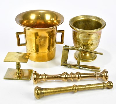 Lot 1424 - A small collection of pharmaceutical items to...