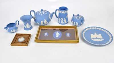 Lot 2783 - WEDGWOOD; a small collection of Wedgwood...