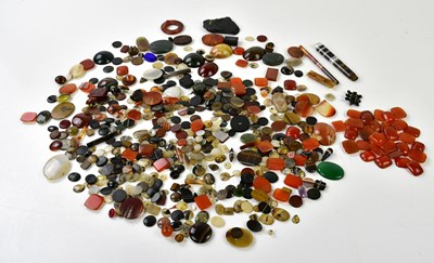 Lot 5014 - A collection of assorted hardstone and agate...