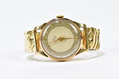 Lot 1212 - SMITH; a gentleman's 9ct gold Deluxe seventeen...