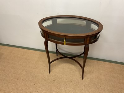 Lot 472 - A bijouterie table complete with key, width...