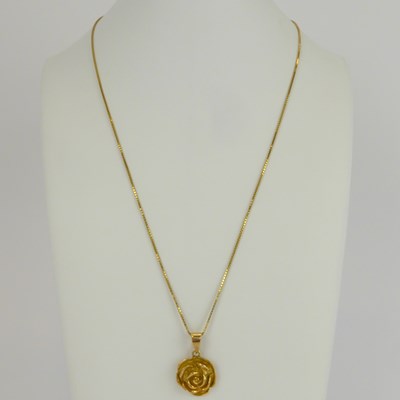 Lot 894 - An 18ct gold Egyptian rose pendant, diameter 1....