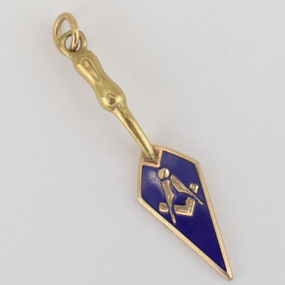 Lot 980 - A 9ct gold Masonic trowel and blue enamel...