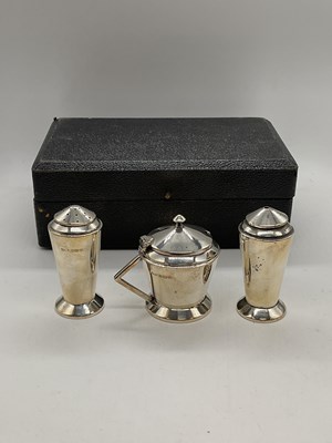 Lot 293 - ROBERT DORE; a George V cased hallmarked...