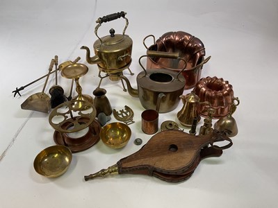 Lot 275 - A box of assorted brass and copper ware...
