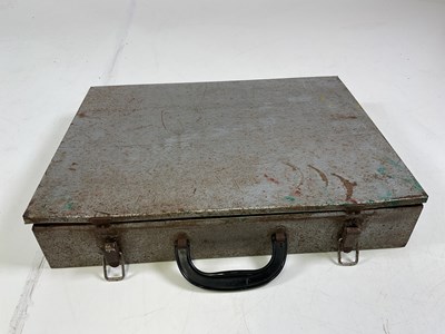 Lot 25 - A case of vintage artists' paints and palettes.