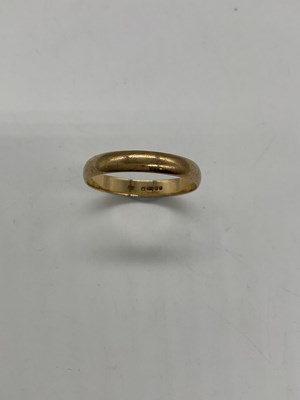 Lot 352 - A 9ct yellow gold wedding band, London 1989,...